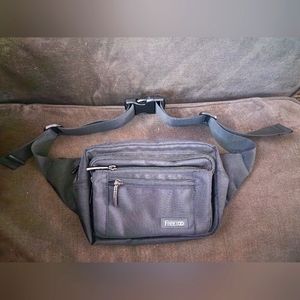 NWOT, FreeToo Fanny Pack, 4 Pockets, Adjustable Waist, Great Condition, Nice Bag